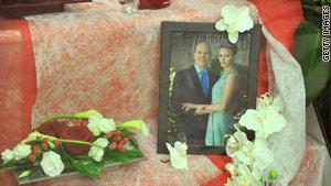 صورة تجمع العروسين بأحد محال التذكارات في إطار الاستعدادات لمراسم الزفاف