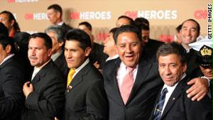 مجموعة من عمال منجم تشيلي أثناء تكريمهم ضمن برنامج ''أبطال CNN'' لعام 2010