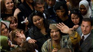 القذافي خلال فعاليات نظمها لمجموعة من النساء 