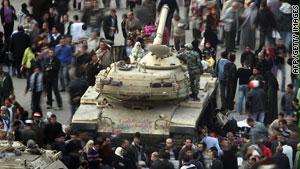 المصريون هتفوا باسم الجيش بعد إسقاط نظام مبارك