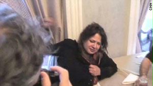 العبيدي لحظة اقتحامها الفندق لإعلام الصحفيين بواقعة اغتصابها