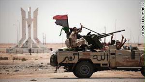 الثوار يقتربون من طرابلس، معقل القذافي