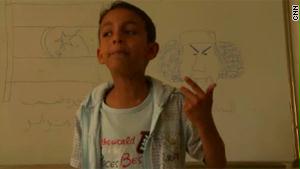 عبد العزيز، 8 أعوام، يلقي قصيدته أمام زملائه في الصف