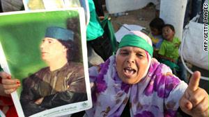 من مسيرة مؤيدة للقذافي في طرابلس قبل سقوطها بأيدي الثوار