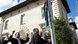 دبلوماسيون مناهضون للقذافي يرفعون علم الثوار على مقر إقامة السفير الليبي بواشنطن