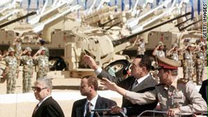 مبارك يستعرض عناصر من الجيش المصري 