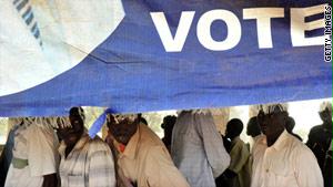 سودانيون ينتظرون دورهم للمشاركة في الاستفتاء في أحد مراكز الاقتراع