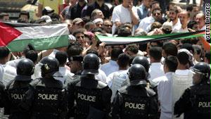 قوات الأمن تحيط بالمحتجين في مظاهرة سابقة بالأردن