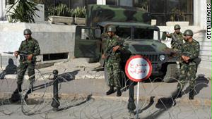 الجيش التونسي يفرض نفسه في الشارع
