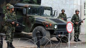 الجيش ينتشر بشوارع تونس بمواجهة ''الانفلات'' الأمني