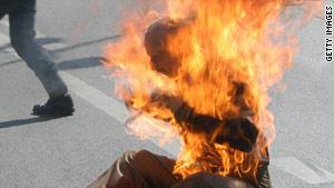 إيراني يحرق نفسه خلال احتجاج ضد نظام طهران في فرنسا