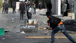 قوات الأمن التونسية أطلقت قنابل الغاز على المتظاهرين