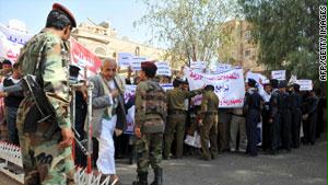 المسيرة المعارضة واجهت مسيرة مؤيدة للرئيس اليمني