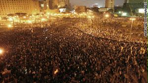 الحشود الغاضبة في ميدان التحرير بوسط القاهرة