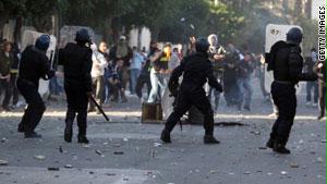 مواجهات بين محتجين وعناصر من الشرطة بالجزائر