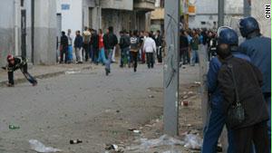 صورة من الارشيف لمصادمات بين الشرطة ومحتجين في الجزائر
