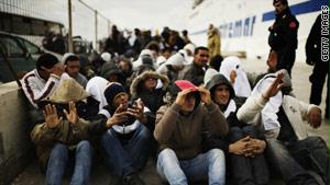 المهاجرون التونسيون الذين وصلوا سواحل إيطاليا الأحد