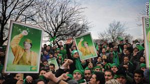 متظاهرون مؤيدون للقذافي يرفعون صورته رداً على الاحتجاجات المناهضة له