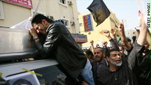 مشيعون لأحد ضحايا الأحداث الأخيرة في البحرين