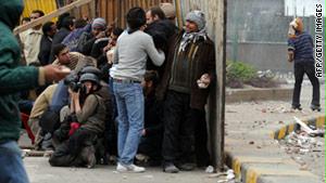 مصير وائل غنيم مازال مجهولا وقنبلة وسط المعتصمين بميدان التحرير