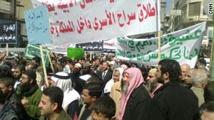 المتظاهرون يطالبون بإطلاق معتقلي التنظيمات الإسلامية