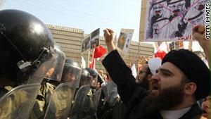 مظاهرة في إيران ضد السعودية لمشاركتها بالقوات الخليجية التي دخلت البحرين