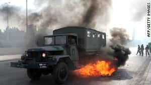 المحتجون أحرقوا ثلاث آليات عسكرية لقوى الأمن اللبنانية