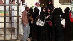 أعضاء في الحركة أمام مركز انتخابي في جدة