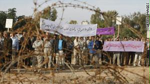 عدد من سكان المعسكر يحتجون ضد الجيش العراقي