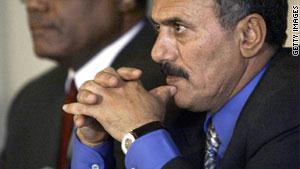 اعتبر علماء أن صالح أصبح عاجزا عن إدارة البلاد وطالبوا بتنحيته، وفق صحف