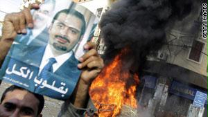 أحد أنصار تيار المستقبل يرفع صورة للحريري خلال اضطرابات في بيروت
