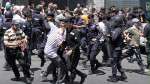 جانب من المواجهات بين قوات الأمن والمحتجين في عمان