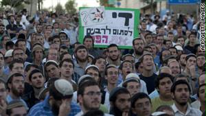 احتشد الآلاف من اليهود المتشددين للاحتجاج على توقيف الحاخامين