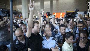 الشرطة الإسرائيلية توقف ناشطين في المطار