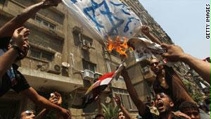 حرق الأعلام الإسرائيلية خارج السفارة