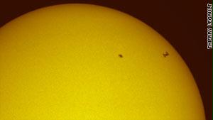 المحطة الفضائية تبدو كنقطة صغيرة أمام قرص الشمس