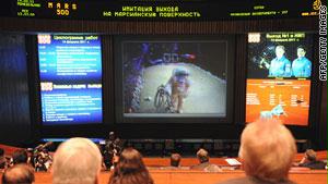 علماء في مركز المراقبة يتابعون عملية السير الافتراضية على سطح المريخ