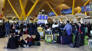 آلاف الركاب تكدسوا في المطارات بعد إلغاء رحلاتهم