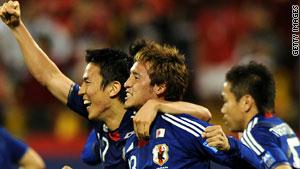 لاعبو اليابان يحتفلون بفوزهم
