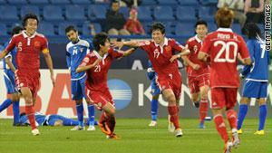 لاعبو المنتخب الصيني يحتفلون بالتسجيل في مرمى الكويت