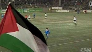 من المباراة التي جرت بين المنتخبين الأولمبيين الفلسطيني والتايلندي على ملعب فيصل الحسيني