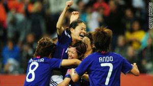 لاعبات اليابان تحتفلن بالفوز على السويد والتأهل لأول نهائي مونديالي