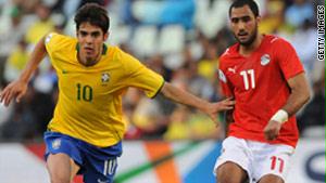 من اللقاء بين مصر والبرازيل في كأس القارات والذي انتهى بفوز البرازيل بأربعة أهداف لثلاثة