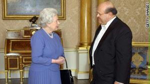 خيامي مع ملكة بريطانيا في مناسبة سابقة