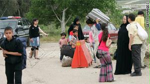 لاجئون سوريون يعبرون الحدود إلى لبنان