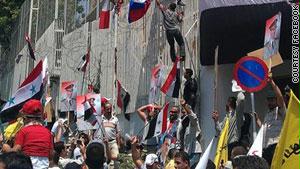 مؤيديو الرئيس السوري يحاولون تسلق جدار السفارة الأمريكية