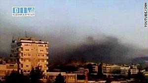 دخان يتصاعد في مدينة حماة بعد توغل دبابات الجيش السوري في المدينة