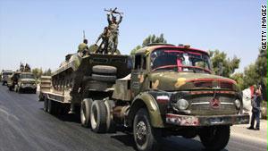 عناصر من الجيش السوري تغادر حماة الأربعاء