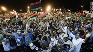 ليبيون يحتفلون بدخول الثوار العاصمة طرابلس فجر الاثنين