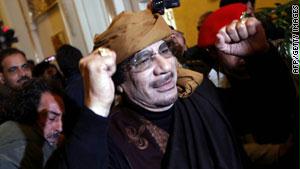 بريطانيا تقول إن القذافي هدف مشروع